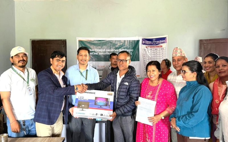 सानिमा जिआइसी इन्स्योरेन्सद्वारा विद्यालयलाई कम्प्युटर र खानेपानी फिल्टर हस्तान्तरण